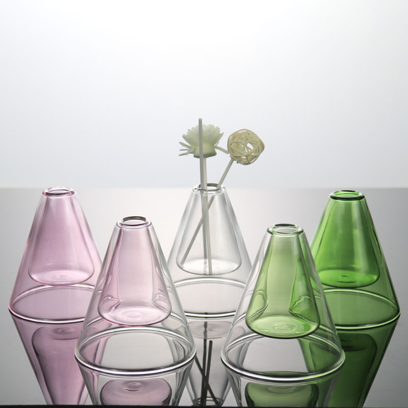 sklenená váza kužeľového dizajnu